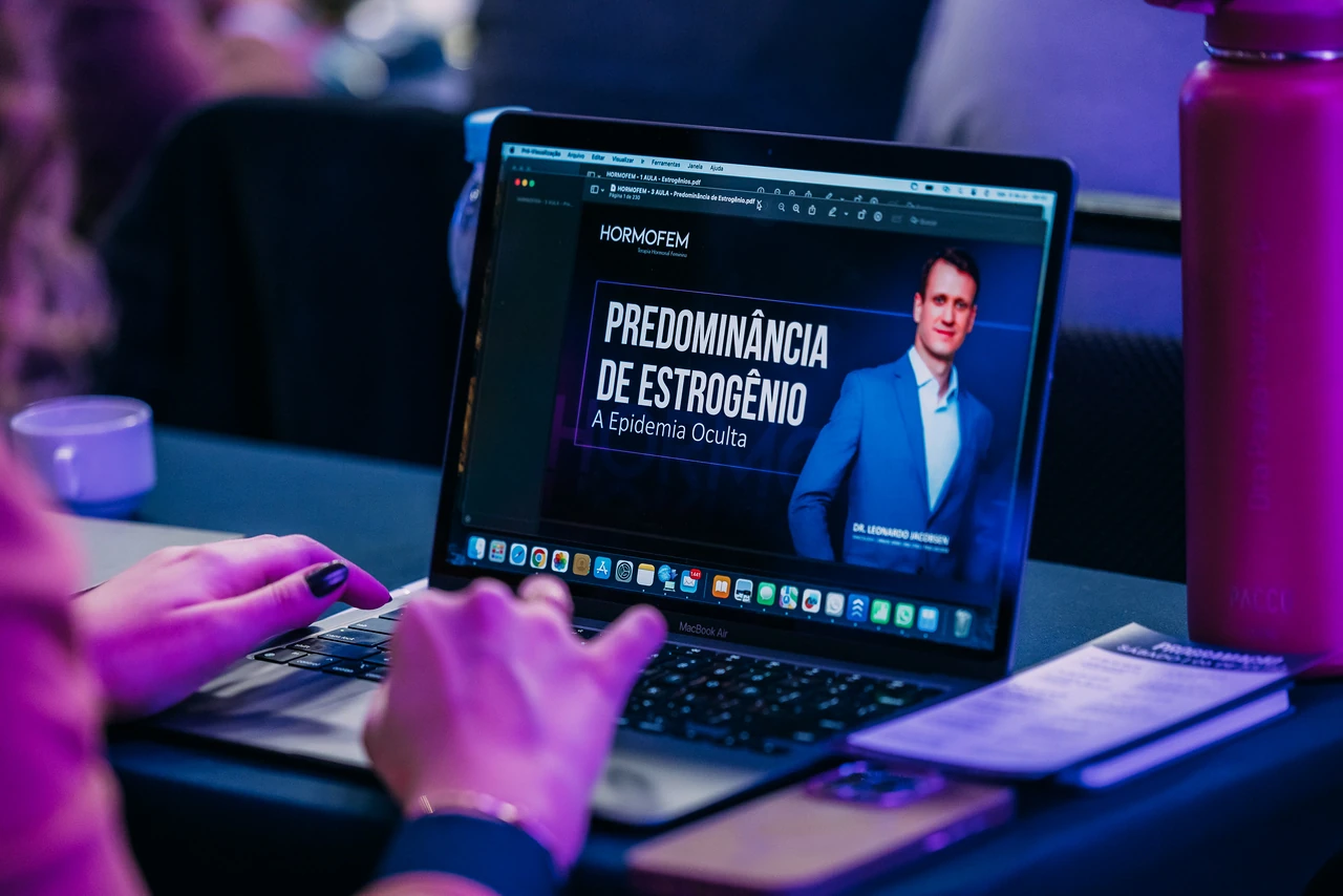 Médica estudando no notebook a aula do HORMOFEM sobre predominância de estrogênio